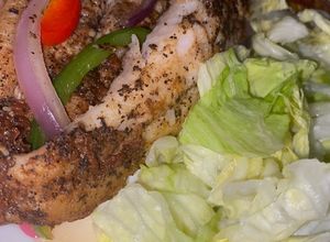 Una foto de Tostones con plátano verde y pescado
