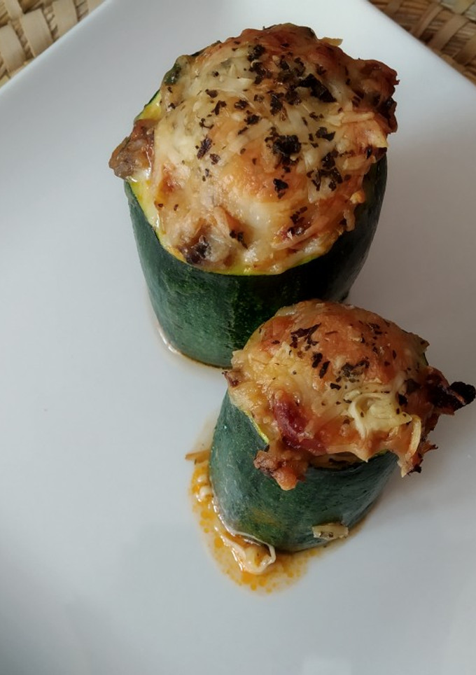 Una foto de Calabacines rellenos de champiñones y chistorra de Navarra
