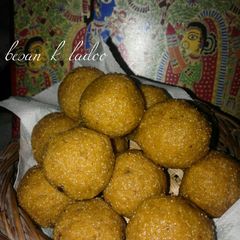A picture of Besan ke ladoo.