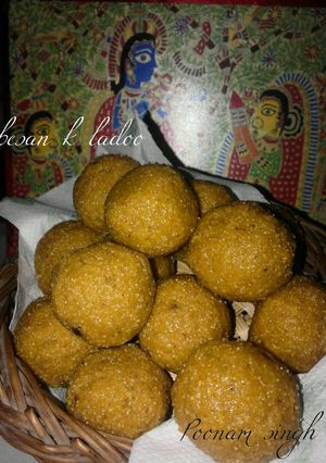 A picture of Besan ke ladoo.