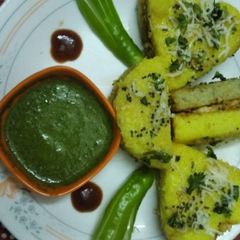 A picture of Pizza sandwich dhokla.