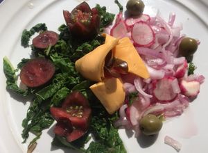 Una foto de Ensalada con hojas de rábano