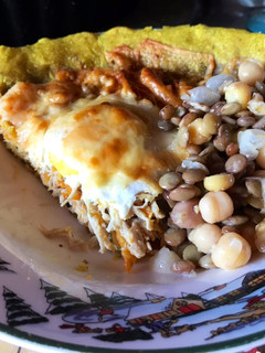 Una foto de Tarta de pollo con masa de harina común, integral y cúrcuma
