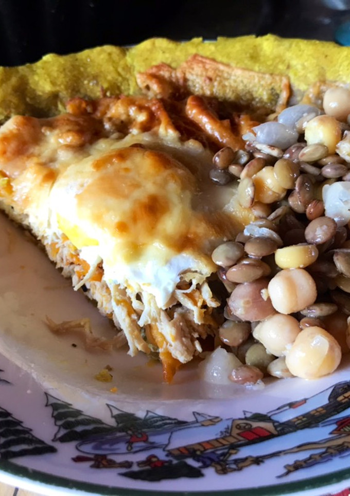 Una foto de Tarta de pollo con masa de harina común, integral y cúrcuma