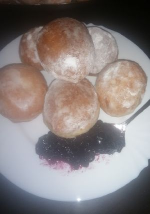 O poză a rețetei Gogoși pufoase cu gem de struguri🍩🍇.