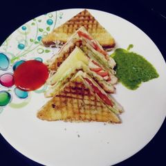 A picture of Veg cheesy Toast sandwich.