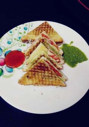 A picture of Veg cheesy Toast sandwich.