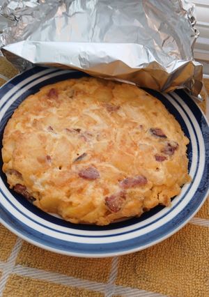 Una foto de Tortilla de papa con chorizo colorado