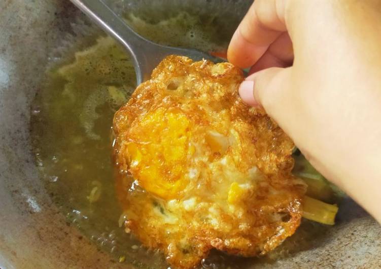 Masakan Unik Telur Ceplok masak asam Gurih Mantul
