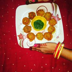 A picture of Winter special Aloo tikki with coriander sauce.