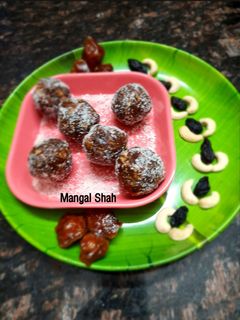 शुगरफ्री - पौष्टिक ड्राय फ्रुट खजूर लाडू (dry fruit khajur ladoo recipe in marathi) रेसिपी चे मुख्य फोटो