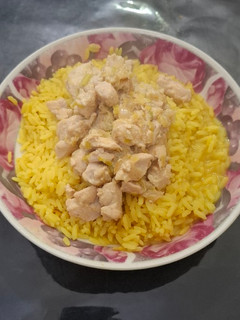 Una foto de Arroz amarillo con pollo al puerro