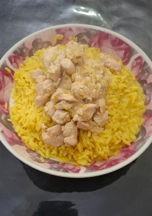 Una foto de Arroz amarillo con pollo al puerro