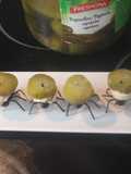 Hormigas con pepinillos y huevos de codorniz