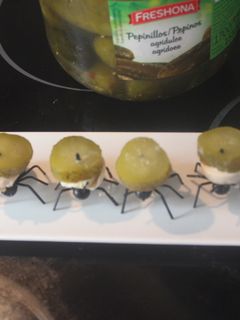 Una foto de Hormigas con pepinillos y huevos de codorniz
