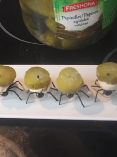 Una foto de Hormigas con pepinillos y huevos de codorniz