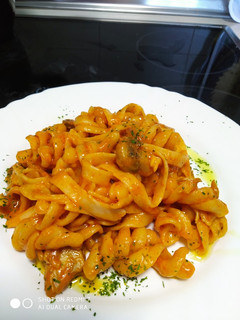 Una foto de Pasta con champiñones y cilantro