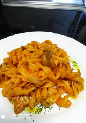Una foto de Pasta con champiñones y cilantro