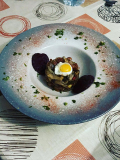 Una foto de Salteado de setas de cultivo con ajo y jamón