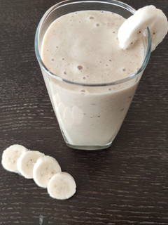 வாழைப்பழம் உலர்பழம் மில்க் ஷேக் (Dry Fruits Banana Milkshake in Tamil) செய்முறை முக்கிய புகைப்படம்
