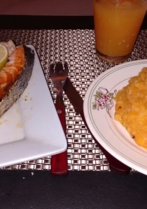 Una foto de Salmon grillado con lima y soja.