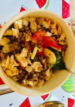 Una foto de Ensalada de merluza y lentejas 🐟💙
