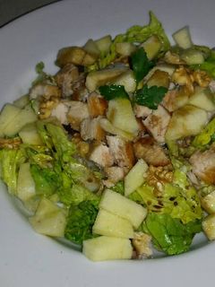 Una foto de Ensalada de pollo pasas y nueces