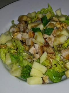 Una foto de Ensalada de pollo pasas y nueces