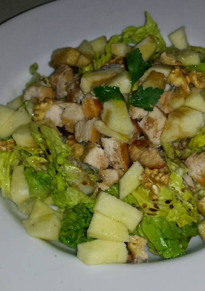 Una foto de Ensalada de pollo pasas y nueces