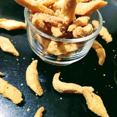A picture of Namak pare.