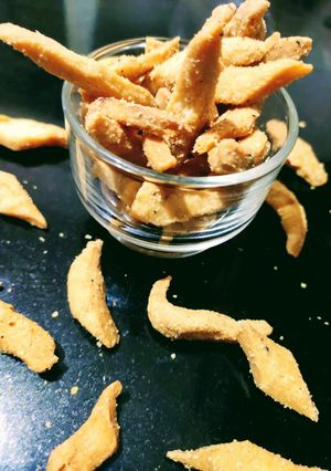 A picture of Namak pare.
