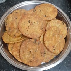 A picture of મેથી મઠરી.