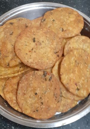 A picture of મેથી મઠરી.