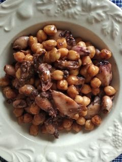 Una foto de Garbanzos con calamares