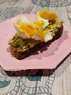 Una foto de Tostada de pan integral casero con palta y huevo