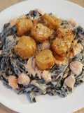 Tagliatelles à l'encre de seiche, noix Saint Jacques avec sauce saumonée