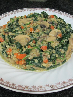 Una foto de Espinaca con quinua y champiñones - veggie