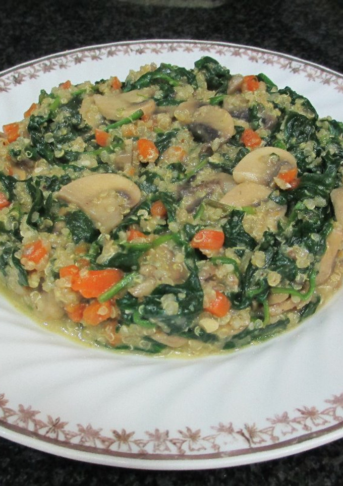 Una foto de Espinaca con quinua y champiñones - veggie