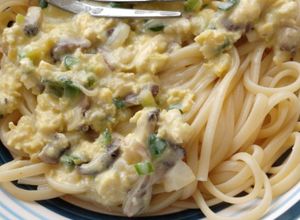 Una foto de Fideos con salsa de zapallito verde