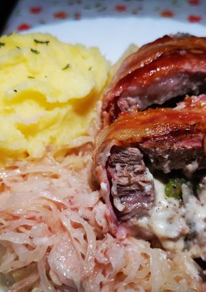 Göngyölt tarja káposzta ágyon recept fotója