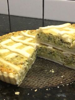 Una foto de Tarta de puerro con masa de limón 🍋