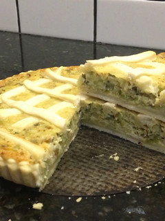 Una foto de Tarta de puerro con masa de limón 🍋