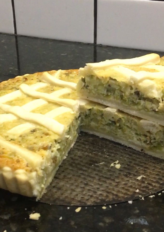 Una foto de Tarta de puerro con masa de limón 🍋