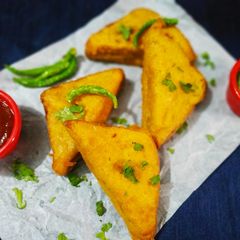 A picture of Bread pakoda.