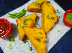 A picture of Bread pakoda.