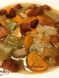 Una foto de Sopa de zanahorias, apio y judias verdes
