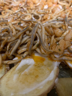 Una foto de Patatas arrieras con gambas y gulas