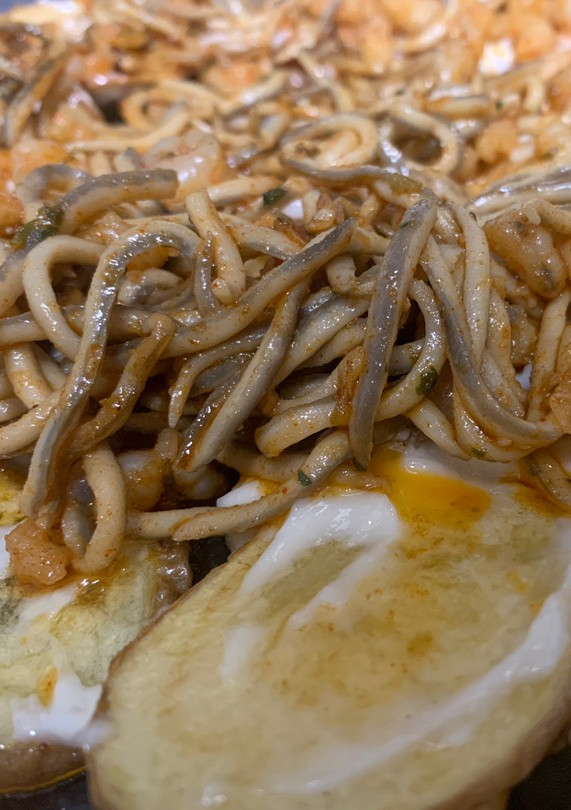 Una foto de Patatas arrieras con gambas y gulas