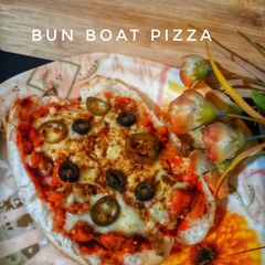A picture of Bun Boat pizza 🍕(microwave).