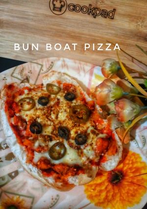 A picture of Bun Boat pizza 🍕(microwave).